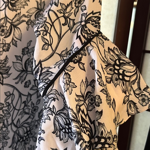 White House Black Market Floral Black & White Women's Top - Picture 6 of 6